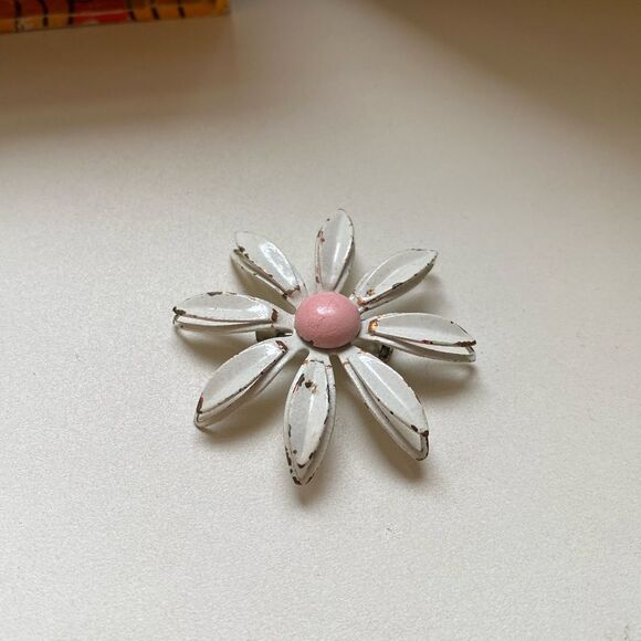 Vintage Retro White and Pink Flower Brooch - Flower Power Pin - Picture 1 of 5